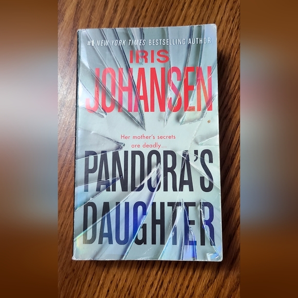 Iris Johansen Suspense Novels Bundle #2 - Picture 5 of 6